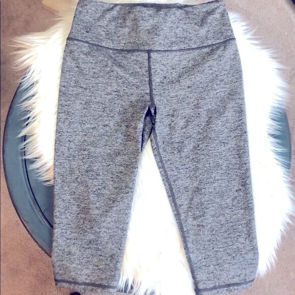 Victoria Secret Cropped VSX Sport Leggings - Picture 1 of 6